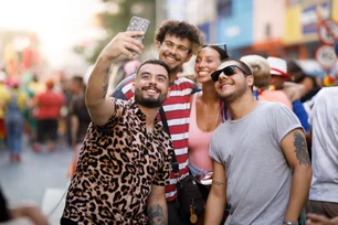 Imagem referente à matéria: Como proteger seu celular durante o Carnaval