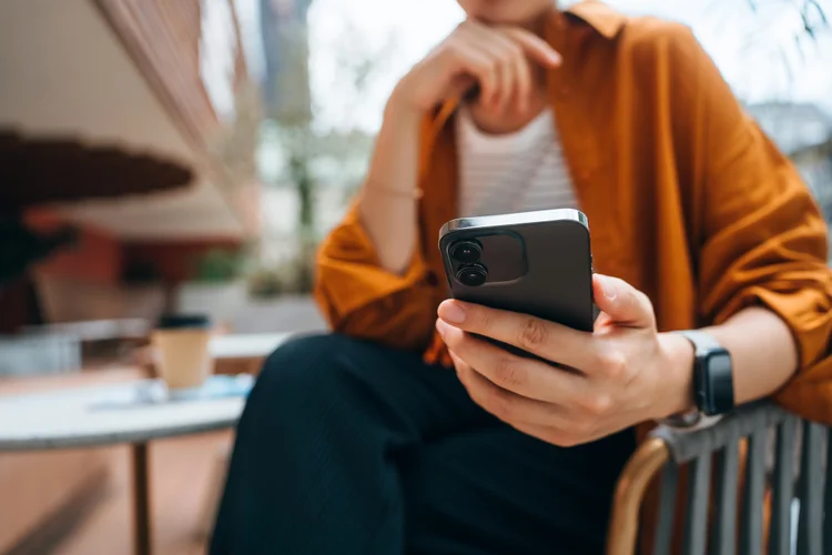 Um estudo publicado na revista acadêmica "Computers in Human Behavior” mostra que interrupções como as notificações de mensagens levam a um aumento de até 27% no tempo de execução da atividade em andamento (d3sign/Getty Images)