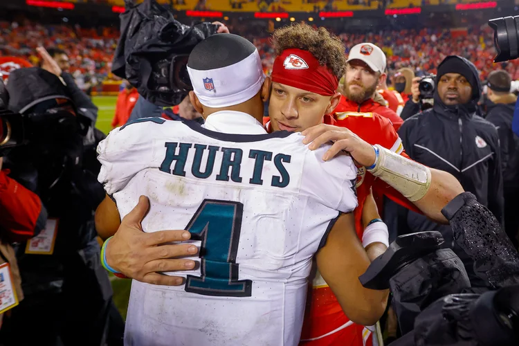 Hurts e Mahomes vão liderar seus times no Super Bowl