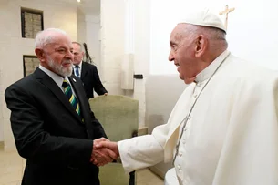 Lula deseja melhoras ao Papa Francisco, e diz que 'o mundo está em oração'