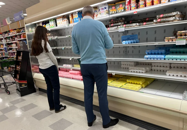 Escassez de ovos nos EUA causa alta de preços e restrições em supermercados (Joe Raedle/Getty Images)