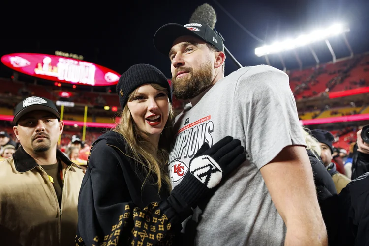 Travis Kelce, do Kansas City Chiefs, comemora com Taylor Swift após o jogo de futebol americano do Campeonato da AFC contra o Buffalo Bills, em janeiro (Brooke Sutton/Getty Images)