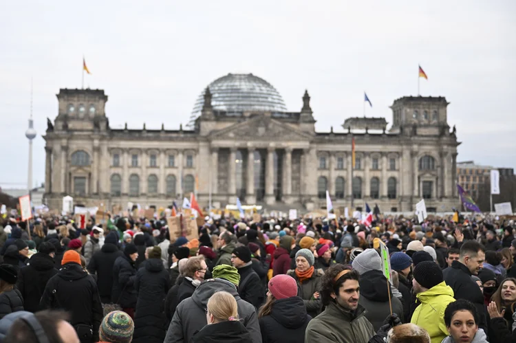 Multidão na frente do Parlamento protesta contra aliança política de conservadores na Alemanha (Getty Images)