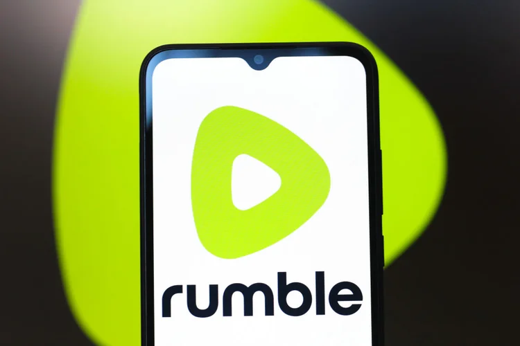 Rede Social Rumble foi fundada em 2023 e (Thomas Fuller/Getty Images)