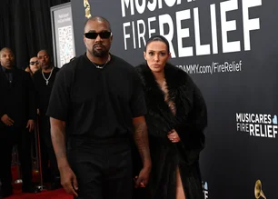 Imagem referente à matéria: Quem é Bianca Censori, esposa de Kanye West que apareceu com vestido transparente no Grammy