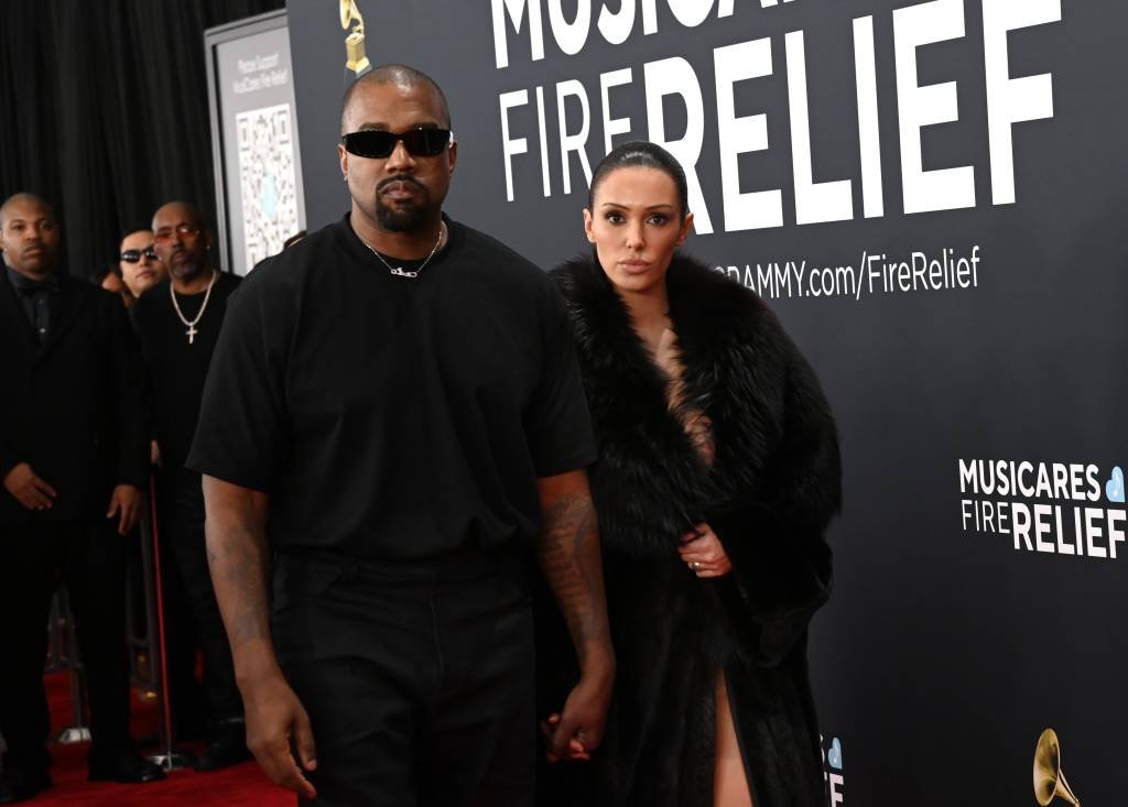 Quem é Bianca Censori, esposa de Kanye West que apareceu com vestido transparente no Grammy