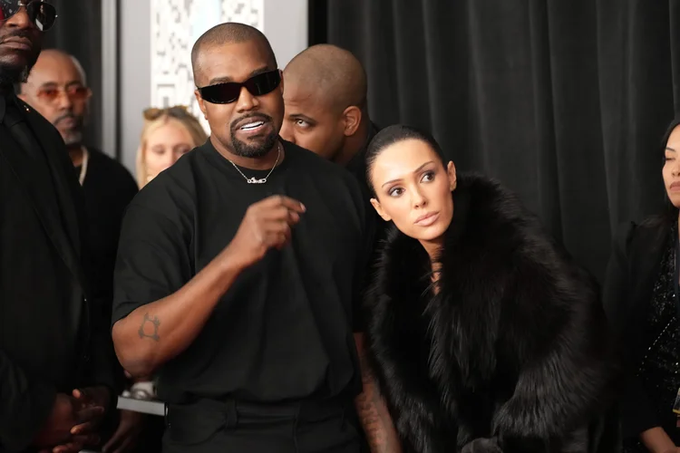 Kanye West e Bianca Censori no tapete vermelho do Grammy Awards ( Jeff Kravitz/FilmMagic/Getty Images)