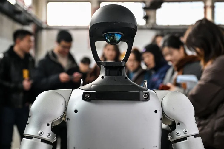 Robô humanoide da Unitree em Shanghai ( HECTOR RETAMAL/Getty Images)