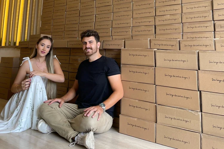 Stephanie Carvalho e Lucas Daros, sócios da Insania: e-commerce de vestidos longos planeja faturar R$ 7 milhões em 2025