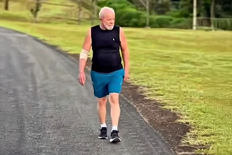 Presidente Lula em caminhada na Granja do Torto em Brasília (Reprodução de vídeo de Ricardo Stuckert)