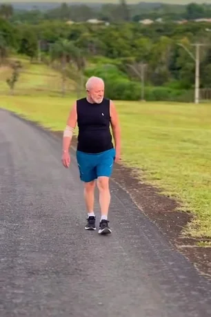 Imagem referente à matéria: Lula faz caminhada com cotovelo enfaixado após arranhão em agenda na Bahia