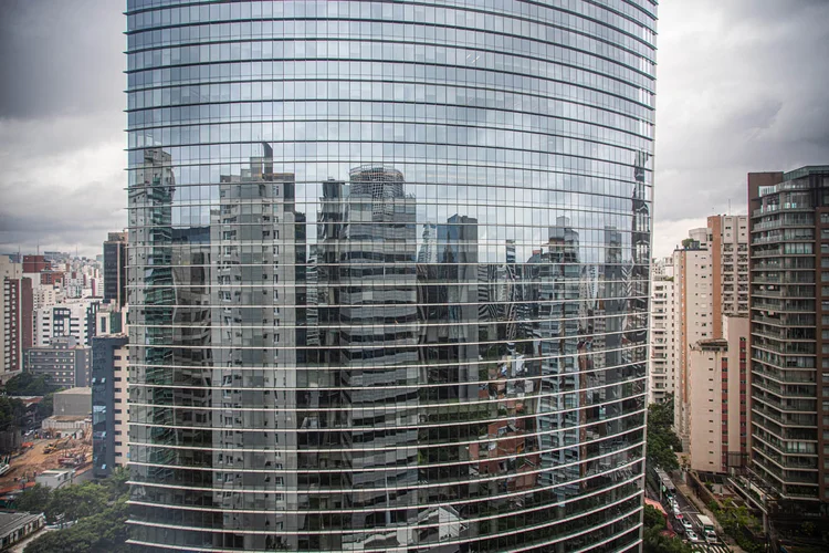 Os fundos imobiliários de papel oferecem uma maneira eficiente de investir no setor imobiliário sem precisar comprar imóveis físicos (Leandro Fonseca/Exame)