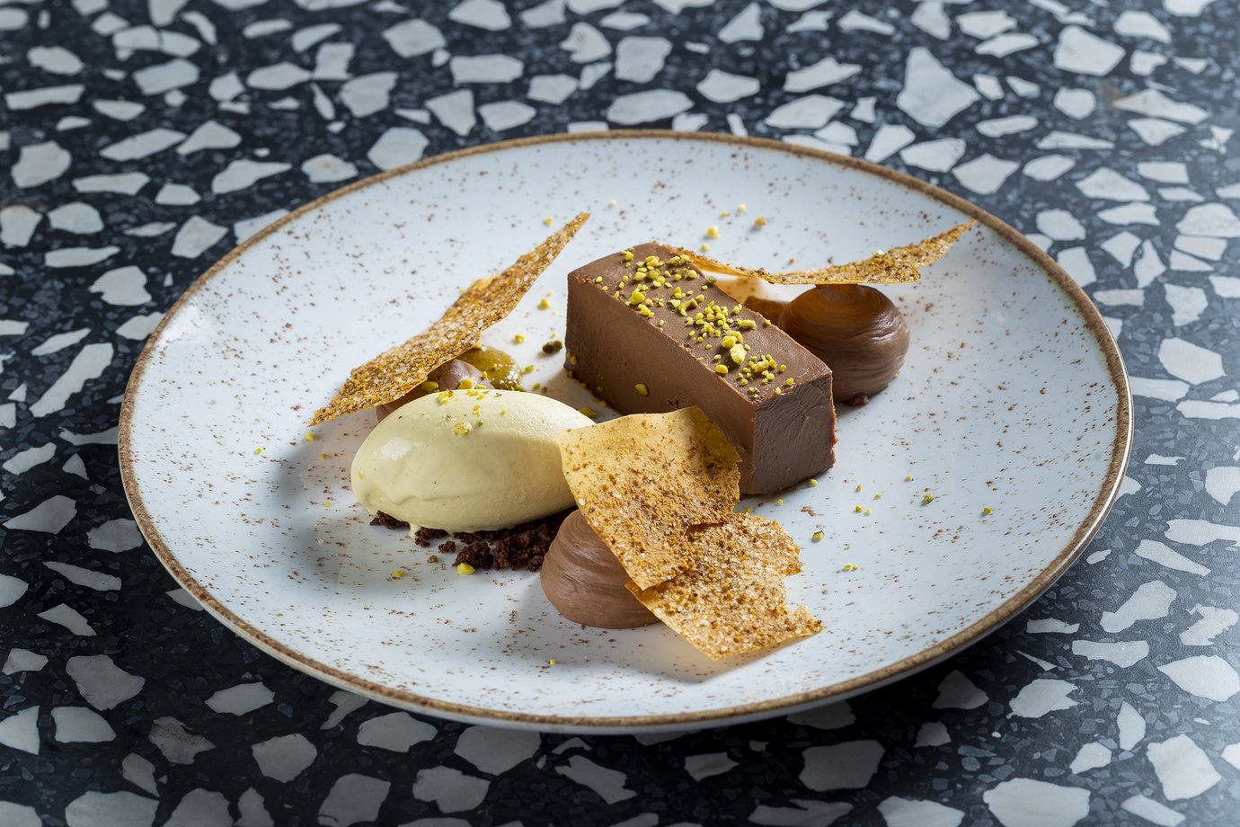 Mii Rooftop: Chocolate Baklava (R$ 43), feita com cremoso de chocolate, gelato de pistache e crocante de massa filo