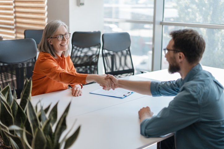 Ageless: o combate ao turnover e como empresas usam a diversidade etária para reter talentos