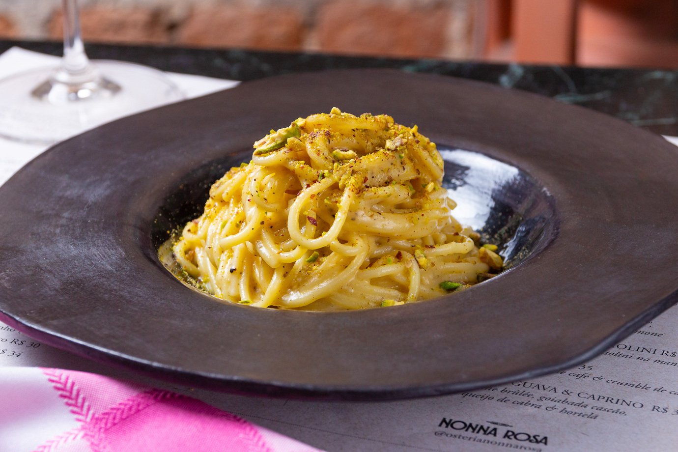 Nonna Rosa:Cacio e Pepe della Nonna, feito com queijo pecorino e pimenta preta e finalizado com pistache tostado (R$ 86)