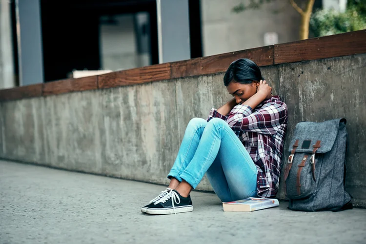 Pessoas que não concluem a educação básica enfrentam maiores dificuldades para se inserir no mercado de trabalho (PeopleImages/Getty Images)