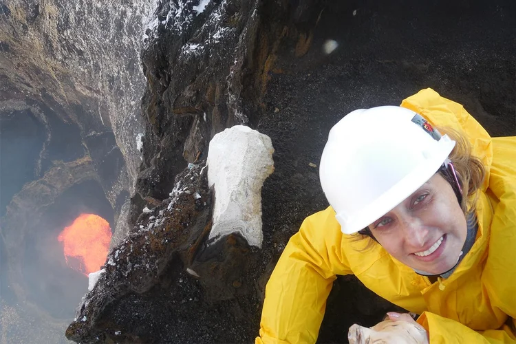 Rosaly Lopes, cientista da Nasa, em uma missão de estudo de vulcões em Vanuatu, que é formado por 83 ilhas na região da Oceania (Rosaly Lopes/Divulgação)