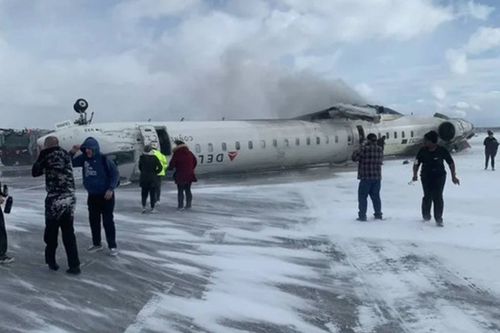 Avião da Delta se acidenta e 'capota' durante pouso em Toronto; veja vídeo