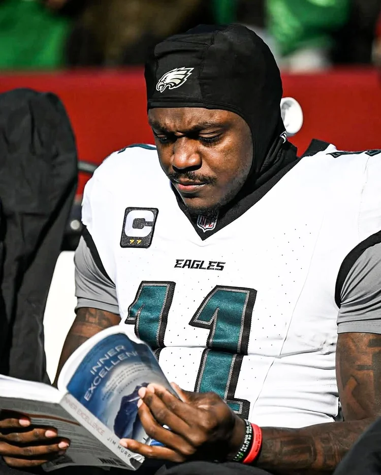 Livro viralizou depois que jogador campeão do Super Bowl foi visto lendo-o durante uma partida da NFL (SportingNews/Instagram)