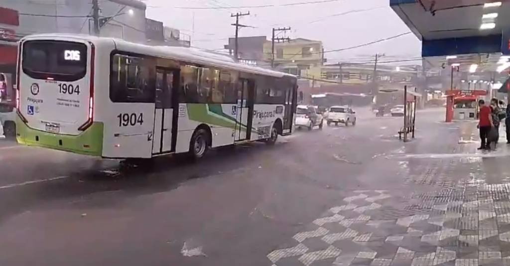 Defesa Civil envia 'alerta severo' de alagamento em SP; capital tem quase 700 km de trânsito