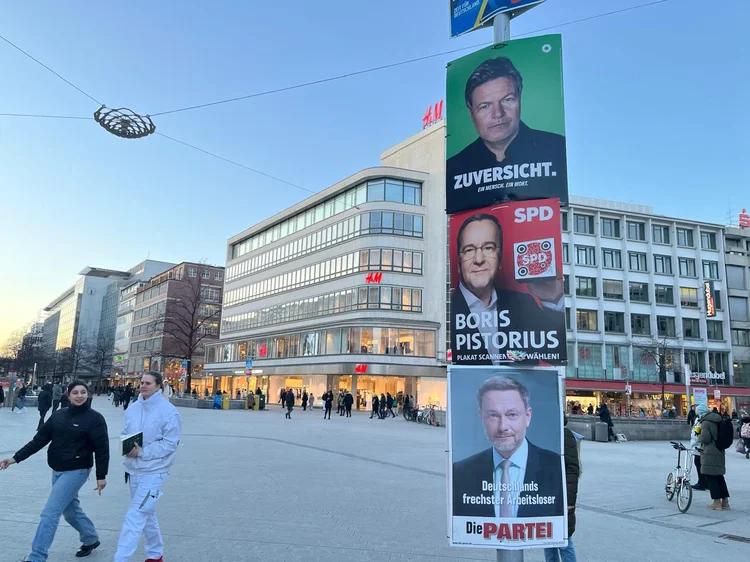 Cartazes da eleição alemã no centro de Hannover (Rafael Balago/Exame)