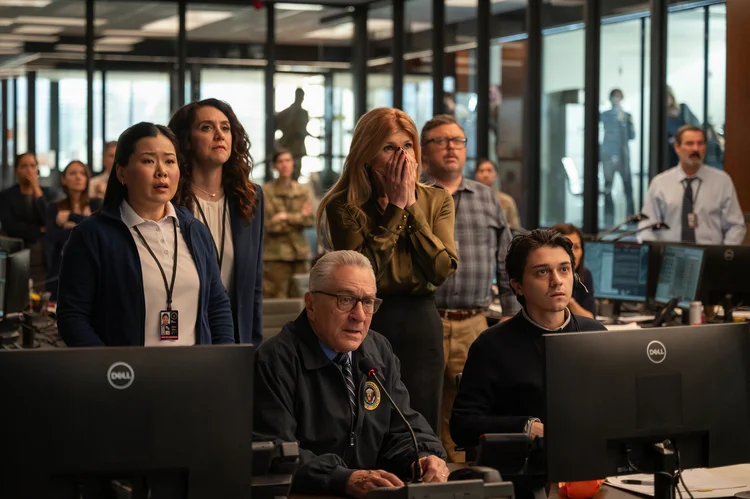 Dia Zero: ex-presidente George Mullen (Robert De Niro, sai da aposentadoria para enfrentar a crise e encontrar os responsáveis dos ataques cibernéticos (JOJO WHILDEN/Netflix)