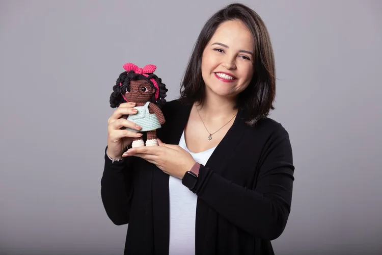 Juliana Sanches, da Caco Amigurumi: empreendedora planeja vender os bonecos prontos ainda em 2025, mas hoje foca em cursos