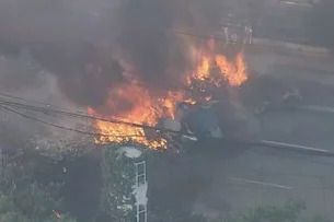 Avião de pequeno porte cai sobre ônibus na zona oeste de São Paulo