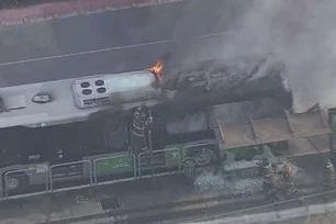 Imagem referente à matéria: Avião de pequeno porte cai sobre ônibus na Zona Oeste de São Paulo