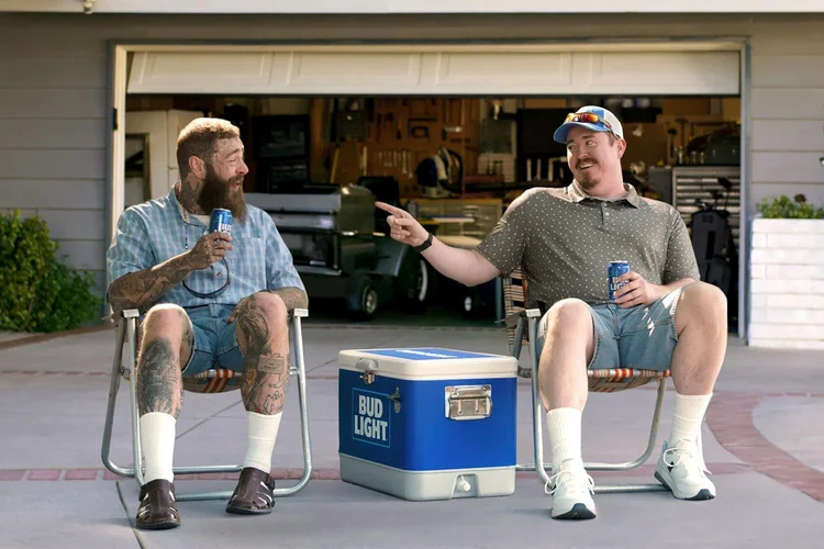 Shane Gillis e Post Malone lançam latas de Bud Light com um soprador de folhas, enquanto Peyton Manning faz uma participação especial, no comercial humorístico da Bud Light exibido durante o Super Bowl 2025
 (Reprodução/YouTube)