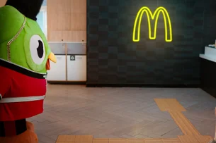 McDonald’s apresenta McFish & Chips com batatas rústicas e parceria com Duolingo