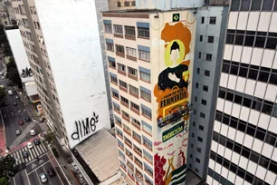 Imagem referente à matéria: Fernanda Torres ganha mural gigante em São Paulo em ação da Claro e Max