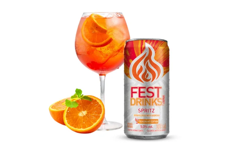 A Fest Drinks Spritz tem 5% de teor alcoólico, coloração laranja vibrante, carbonatação destacada e promete um sabor leve e refrescante, equilibrando dulçor e amargor (Divulgação)