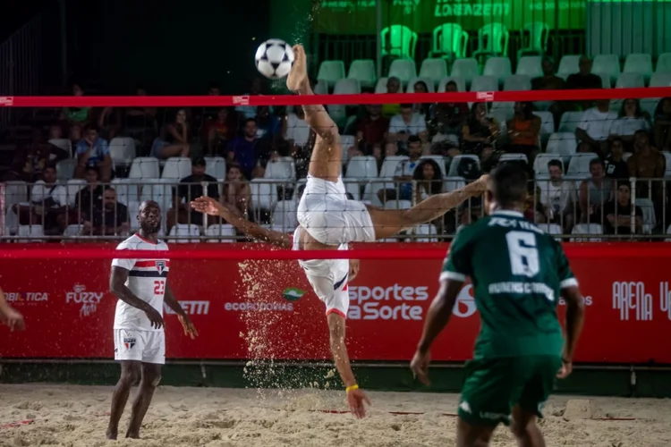 Atletas disputam partidas de beach tennis na Arena Verão+ Gree, evento que reúne esportes, marcas e ativações no Guarujá (Divulgação)