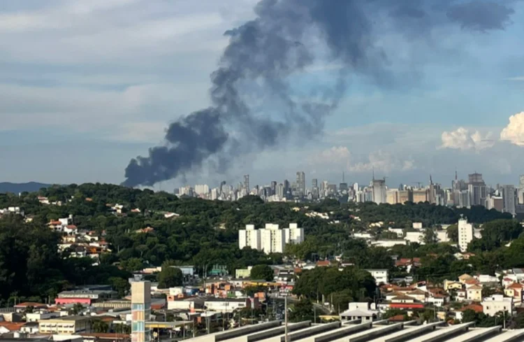 É possível ver a fumaça de diversos pontos da capital paulista (Reprodução Instagram)