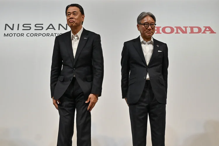 Os CEOs da Nissan, Makoto Uchida, e da Honda, Toshihiro Mibe, durante entrevista coletiva em Tóquio, em 1º de agosto de 2024 (Richard A. Brooks /AFP)