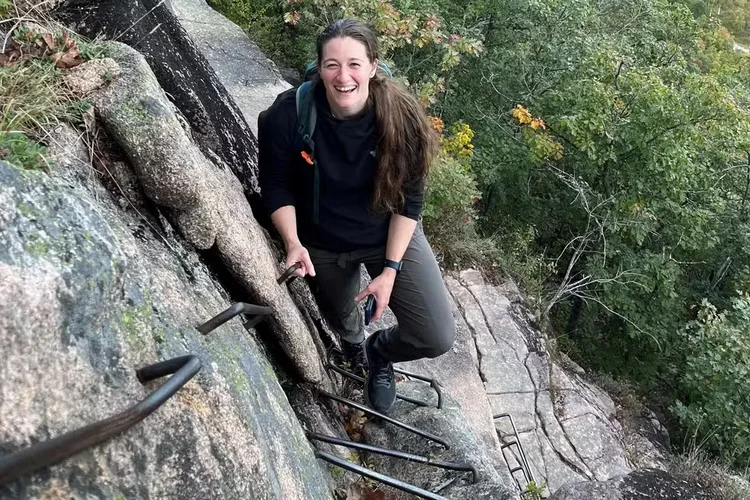 Capitã Rebecca Lobach, copilota do helicóptero Black Hawk, foi identificada após tragédia que envolveu a colisão com avião da American Airlines em Washington ( Divulgação / Exército dos EUA)