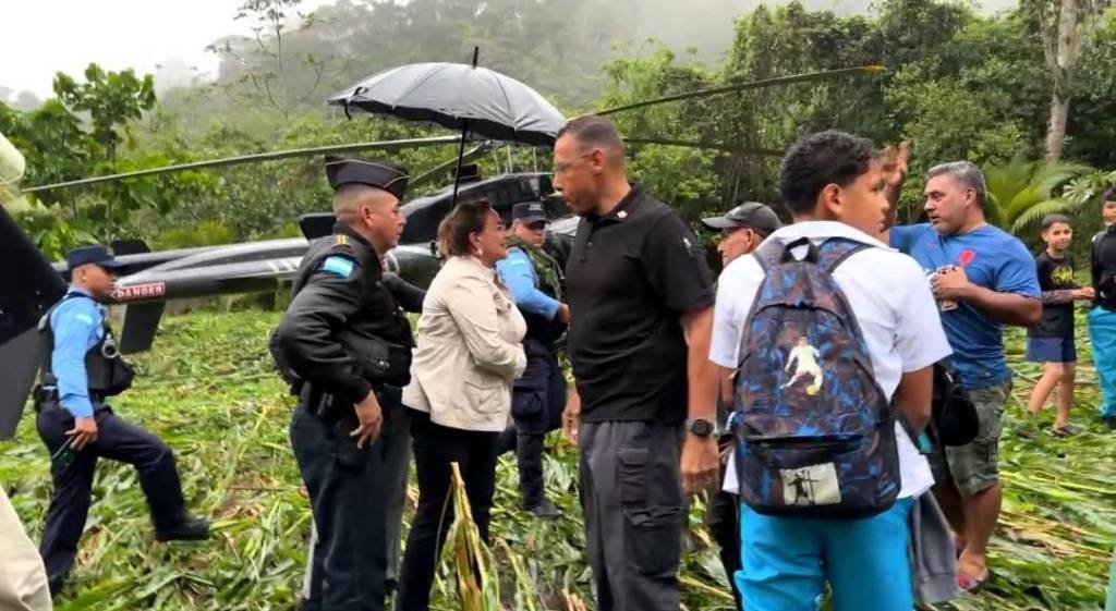 Helicóptero com a presidente de Honduras faz pouso de emergência em região de selva