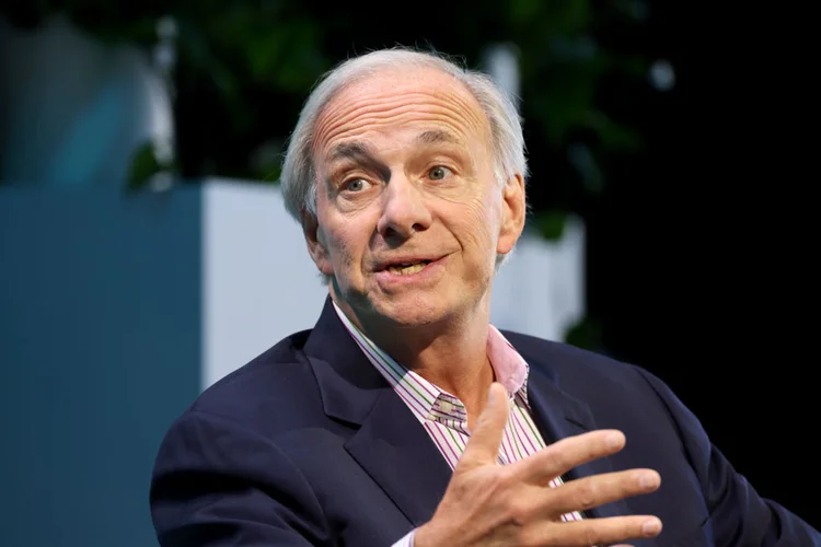 Ray Dalio alerta para um 'ataque cardíaco econômico' nos próximos 3 anos se os EUA não reduzirem o déficit (Dia Dipasupil/Getty Images)