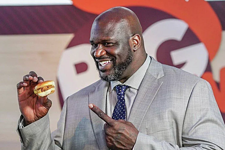 Shaquille O'Neal, de 2.16 m segurando um McChicken em tamanho real