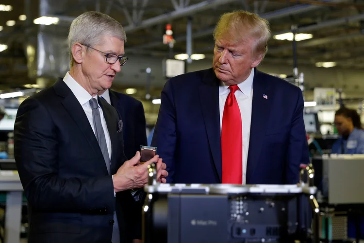 Estratégia da Apple, chefiada pelo CEO Tim Cook, teve aval e incentivo de Donald Trump. Decisão veio após reunião entre os dois, na Casa Branca (Evan Vucci/AP)