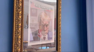 Trump exibe foto de ficha criminal em quadro na Casa Branca