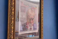 Imagem referente à notícia: Trump exibe foto de ficha criminal em quadro na Casa Branca