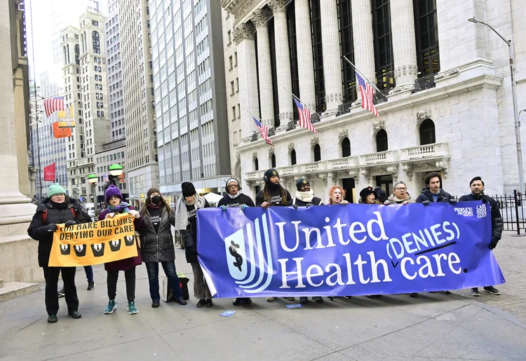 UnitedHealth: pacientes e médicos protestaram contra a empresa em Wall Street em janeiro de 2025 (Eugene Gologursky/Getty Images)