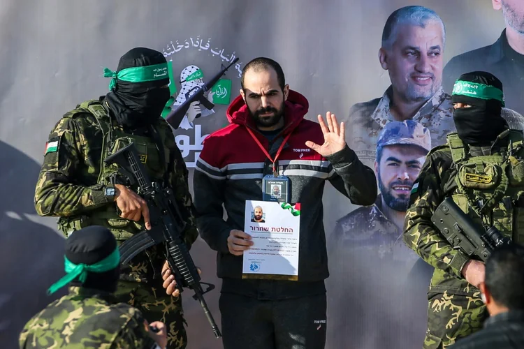 Hamas libertou na manhã deste sábado (1) mais três reféns israelenses como parte do acordo de cessar-fogo na Faixa de Gaza  (AFP)