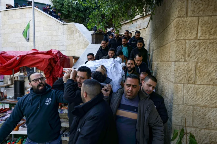Cerimônia de sepultamento de palestino morto em Jenin, Cisjordânia ocupada, durante operação militar israelense em 2 de fevereiro de 2025 (AFP/AFP)
