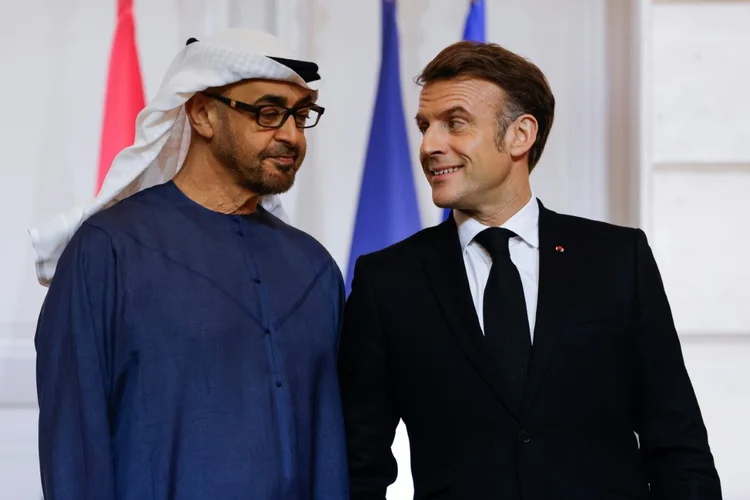 O presidente dos Emirados Árabes Unidos, Sheikh Mohamed bin Zayed al-Nahyan e o presidente francês Emmanuel Macron  (AFP)