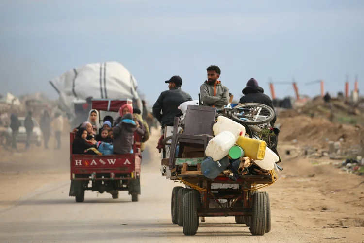 Palestinos deslocados retornam para partes do norte da Faixa de Gaza (Agence France-Presse/AFP)