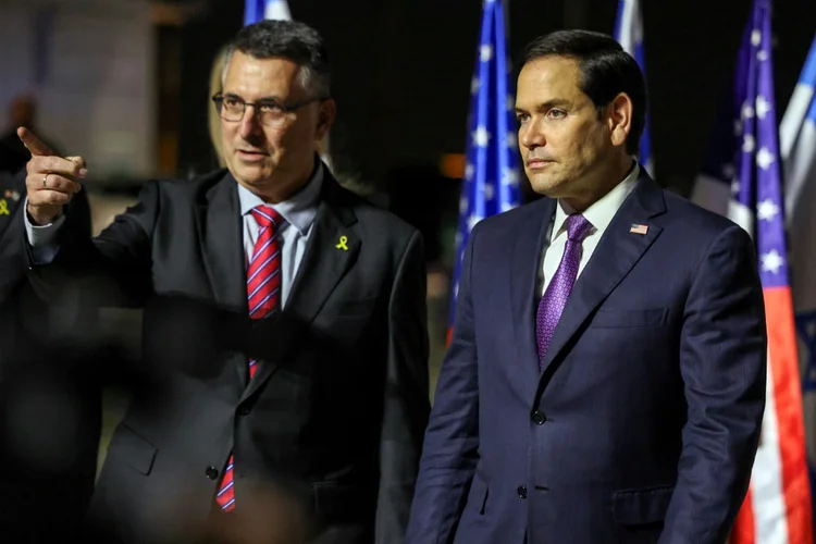 Encontro diplomático: o chefe da diplomacia israelense, Gideon Saar (à esquerda) recebe seu contraparte americano, Marco Rubio (à direita), em sua chegada ao Aeroporto Ben Gurion para primeira viagem ao Oriente Médio, em 15 de fevereiro de 2025. (AFP/AFP)
