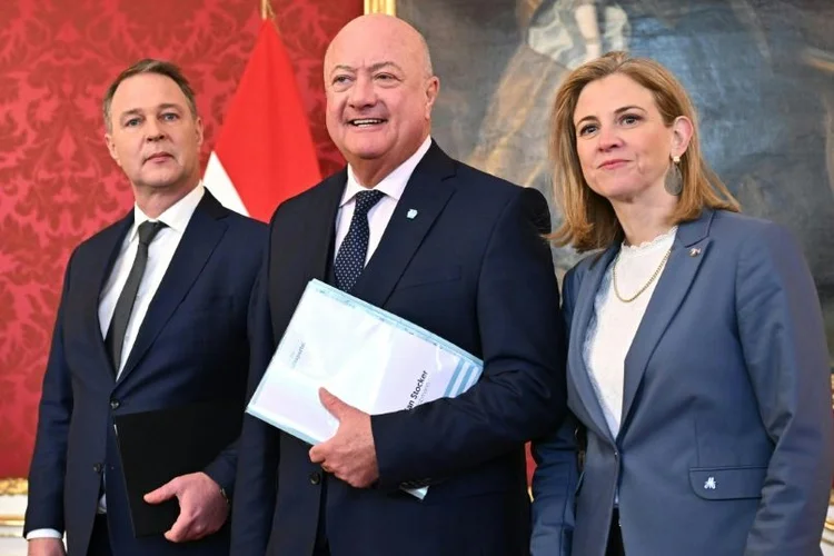 O líder do partido social-democrata austríaco SPÖ, Andreas Babler, o líder do partido conservador ÖVP, Christian Stocker, e a líder do partido liberal NEOS, Beate Meinl-Reisinger (AFP)